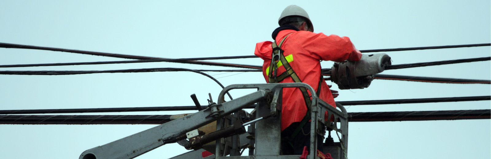 Hydro worker fixing power lines